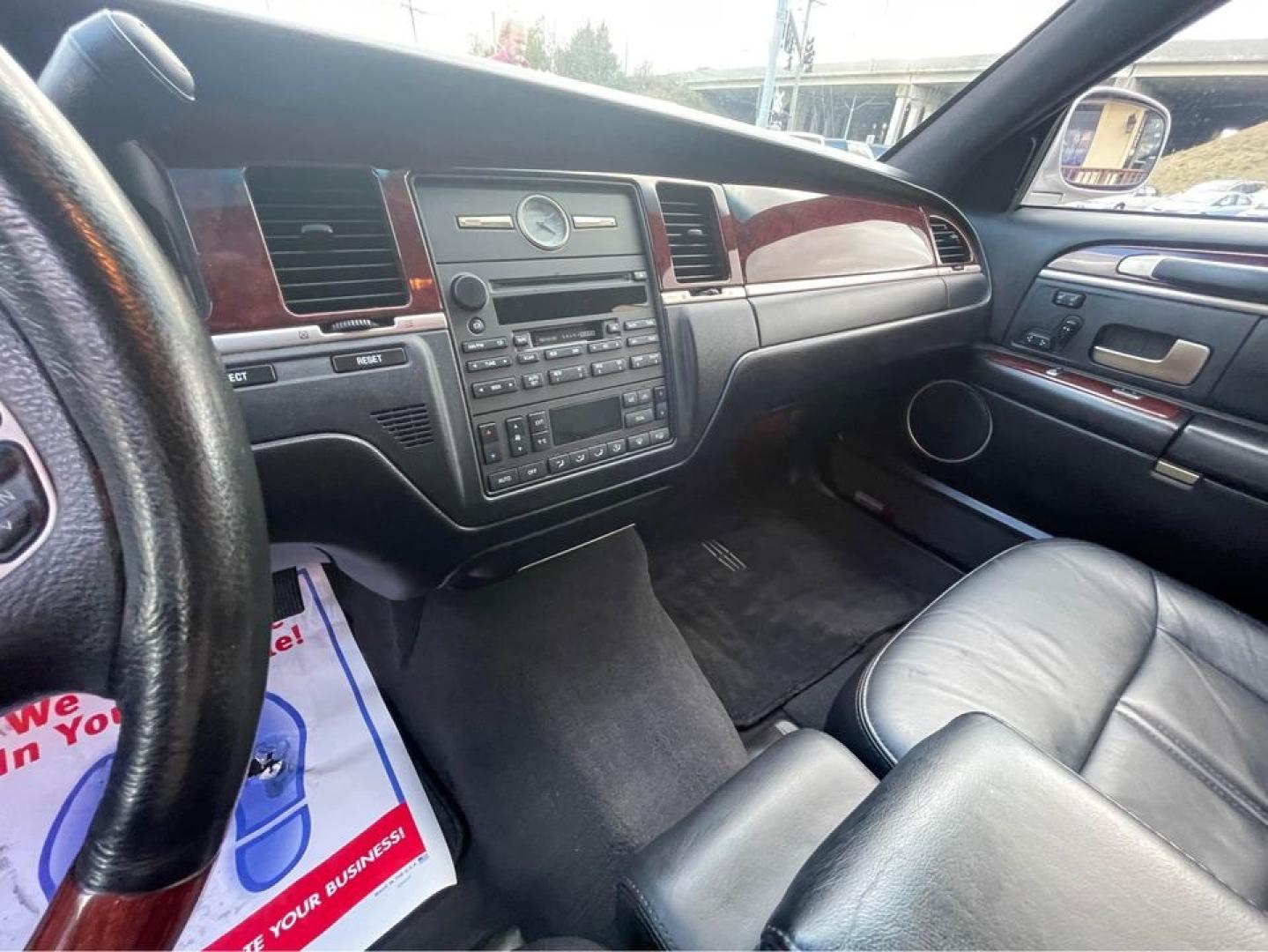 2004 Silver /Black Lincoln Town Car Ultimate (1LNHM83W84Y) with an 4.6 V8 engine, Automatic transmission, located at 5700 Curlew Drive, Norfolk, VA, 23502, (757) 455-6330, 36.841885, -76.209412 - Photo#11